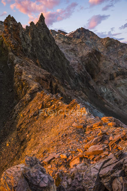 Скелясті гори з піском і камінням під хмарним небом — стокове фото