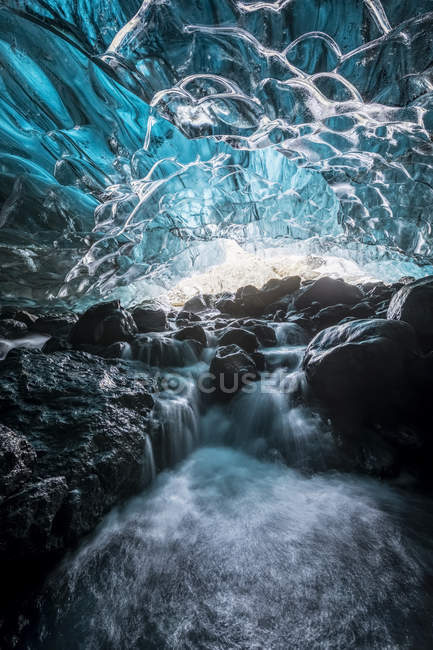 Grotte de glace dans le glacier Vatnajokull, sud de l'Islande ; Islande — Photo de stock
