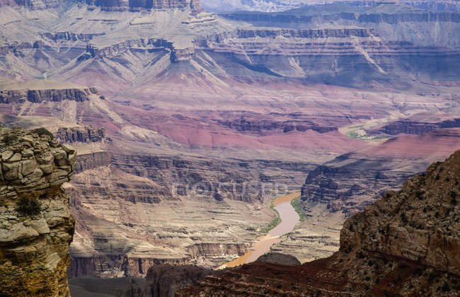 Vista del río Colorado y las formaciones geológicas del cañón desde el punto Navajo Pasar por alto en el Parque Nacional del Gran Cañón, borde sur cerca de Cameron, Arizona a mediados de verano; Arizona, Estados Unidos de América - foto de stock