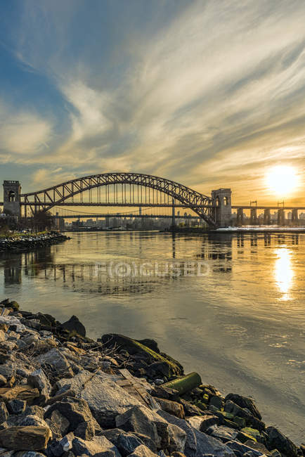 Hell Gate and Rfk Triboro Bridges At Sunset, Ralph Demarco Park; Queens, Nueva York, Estados Unidos de América - foto de stock