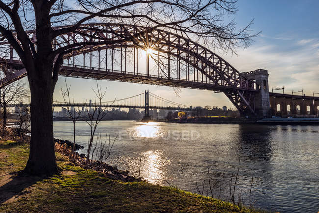 Hell Gate And Rfk Triboro Bridges At Sunset from Ralph Demarco Park; Queens, New York, United States of America — стоковое фото