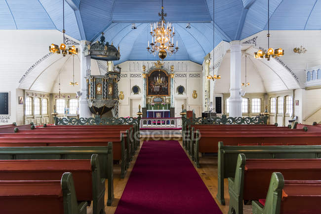 Інтер'єр церкви Arjeplog, досить рожевий церкви; Arjeplog, Норрботтен повіту, Швеція — стокове фото