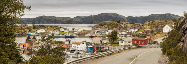 Un villaggio di pescatori con capannoni colorati e case lungo la costa atlantica; Bonavista, Terranova, Canada — Foto stock