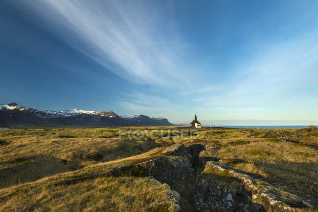 Église sur les champs de lave au crépuscule, péninsule Snaefellsnes ; Budir, Islande — Photo de stock