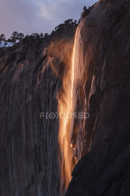 Yosemite-Feuerfall beim Schachtelhalmfall im Yosemite-Tal, Yosemite-Nationalpark; Kalifornien, Vereinigte Staaten von Amerika — Stockfoto