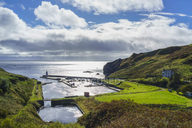 Um porto com farol ao longo da costa de Lybster, Escócia — Fotografia de Stock