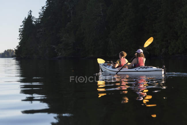 Kayak dans le détroit de Clayoquot, île de Vancouver ; Tofino, Colombie-Britannique, Canada — Photo de stock