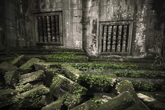 Ventanas balaustradas en las ruinas de Beng Meala; Siem Reap, Camboya - foto de stock