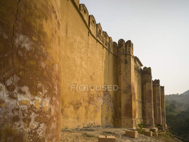 Primer plano de la pared erosionada del Fuerte Amer; Jaipur, Rajastán, India - foto de stock