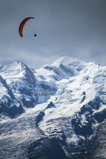 Um parapente sobrevoando Mont Blanc; Chamonix-Mont-Blanc, Haute-Savoie, França — Fotografia de Stock