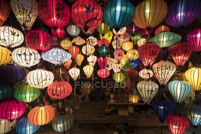 Фонари на продажу в Старом городе ночью; Хойан, Куанг Нам, Вьетнам — стоковое фото