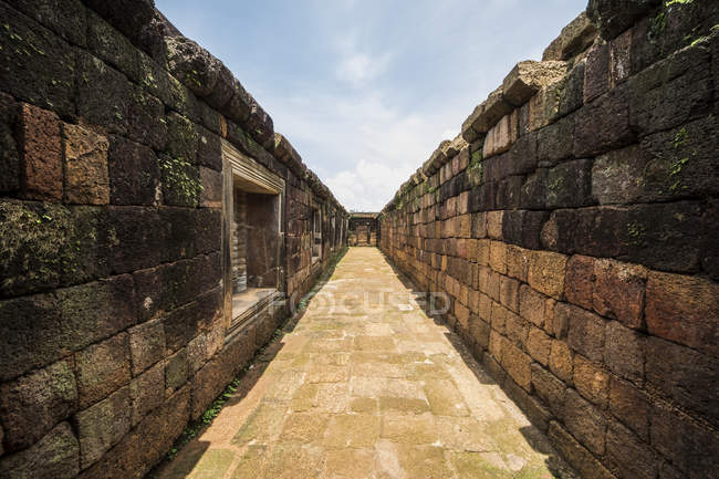 Paredes e corredor no Quadrilátero Sul, Complexo do Templo Vat Phou, Champasak, Laos — Fotografia de Stock