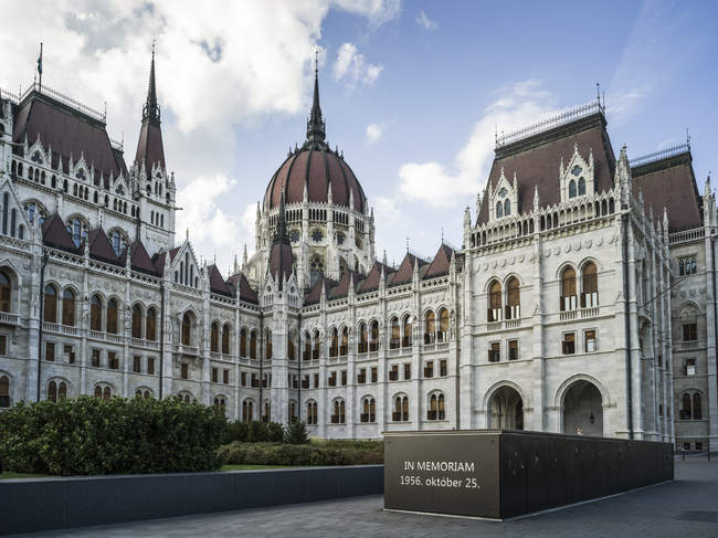 Ungarisches Parlamentsgebäude und die unterirdische Gedenkstätte für die Ereignisse vom 