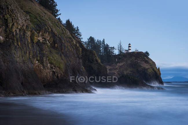 Surf lava la orilla al atardecer en la costa de Washington; Ilwaco, Washington, Estados Unidos de América - foto de stock