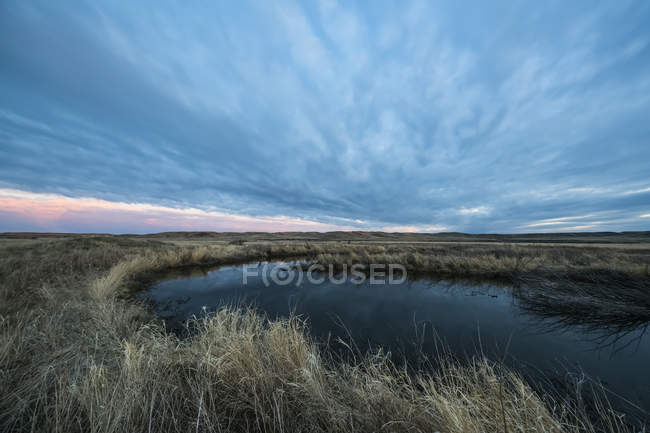 Tramonto su uno stagno nel Grasslands National Park; Saskatchewan, Canada — Foto stock