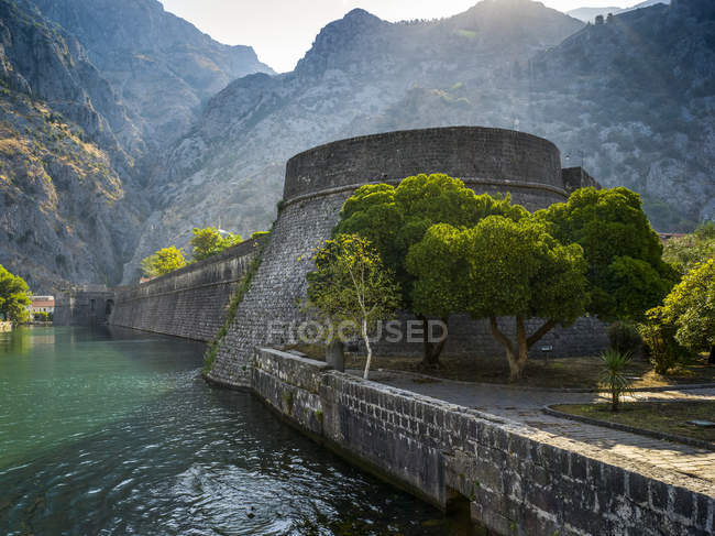 Murallas en el antiguo puerto mediterráneo de Kotor en la bahía de Kotor; Kotor, municipio de Kotor, Montenegro - foto de stock