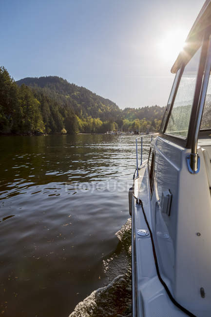 The view of the entrance to Snug Cove on Bowen Island as this boat approaches the marina late in the day when the sun is setting; Bowen Island, British Columbia, Canada — Stock Photo