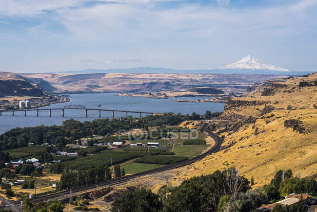 Columbia River vista, with expansive views and the snow-capped Mount Hood in the distance; Maryhill, Washington, United States of America — Stock Photo