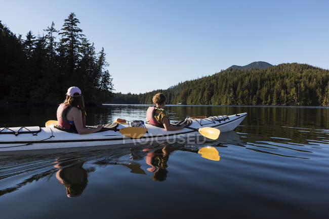 Kayaking in Clayoquot Sound, Vancouver Island; Tofino, British Columbia, Canada — Stock Photo