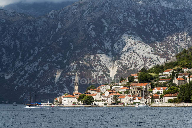 Baie de Kotor avec des bâtiments dans la ville de Perast le long de la côte ; Perast, municipalité de Kotor, Monténégro — Photo de stock