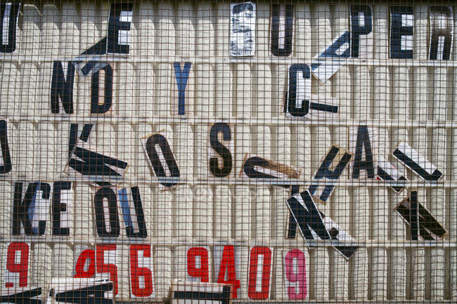 Знак сообщения с перебитыми буквами и цифрами; Роквуд, Онтарио, Канада — стоковое фото