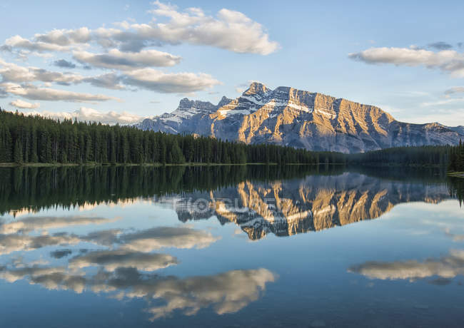 Blick auf die Rückseite des Mount Rundle spiegelt sich im Wasser von zwei Jack Lake, Banff Nationalpark; Banff, alberta, canada — Stockfoto