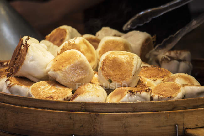 Крупним планом традиційні азіатські смачні пельмені на пару — стокове фото