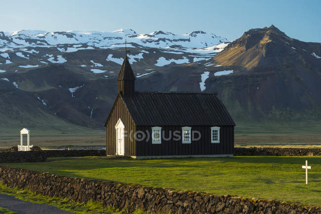 Маленькая церковь на пеньке Снефельснес; Бухарест, Исландия — стоковое фото