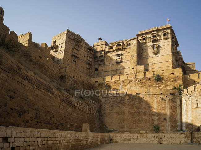 Fuerte de Jaisalmer durante el día; Jaisalmer, Rajasthan, India - foto de stock
