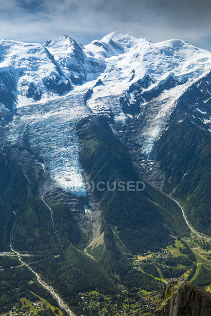 Mont Blanc Macizo sobre la ciudad de Chamonix, vista desde Aiguilles Rouges; Chamonix-Mont-Blanc, Haute-Savoie, Francia - foto de stock