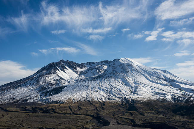 Autumn snow caps Mount St. Helens, an active volcano; Toutle, Washington, United States of America — Stock Photo