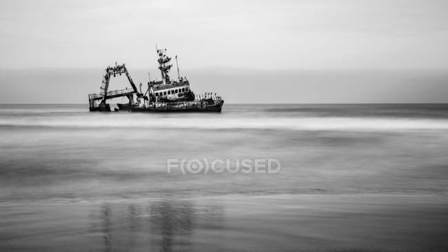 Black and white image of a shipwreck on Skeleton Coast; Sossusvlei, Hardap Region, Namibia — Stock Photo