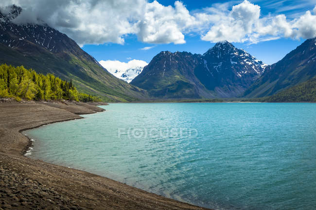 Vue panoramique du lac Eklutna, parc d'État de Chugach en été, centre-sud de l'Alaska ; Alaska, États-Unis — Photo de stock