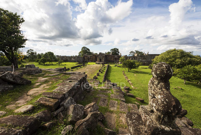 Wachlöwenskulptur am Eingang von gopura ii, preah vihear Tempel; preah vihear, Kambodscha — Stockfoto