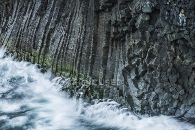 Acantilados de roca basáltica, península de Snaefellsnes, Arnarstapi, Islandia - foto de stock