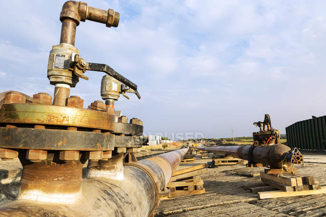 Gros plan de la valeur du pipeline avec deux pipelines en arrière-plan ; Calgary, Alberta, Canada — Photo de stock