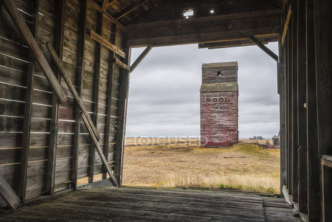 Elevadores de grãos abandonados em Saskatchewan rural; Saskatchewan, Canadá — Fotografia de Stock
