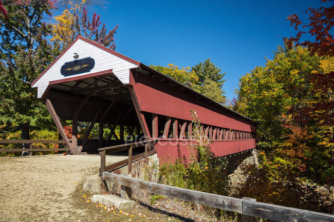 Swift River ponte coperto su una strada di campagna in autunno, White Mountains National Forest; Conway, New Hampshire, Stati Uniti d'America — Foto stock