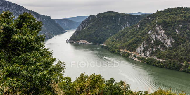 El río Danubio durante el día; Tekija, Condado de Mehedini, Serbia - foto de stock