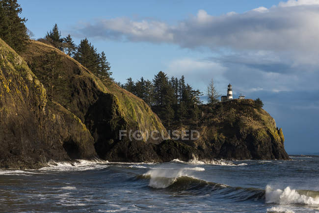 Les vagues se brisent au Cap Déception à l'embouchure du fleuve Columbia ; Ilwaco, Washington, États-Unis d'Amérique — Photo de stock