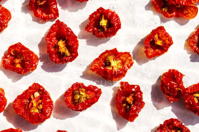 Primo piano di pomodori ciliegini secchi dimezzati al sole — Foto stock