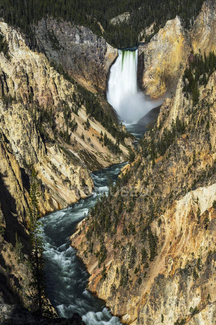 Cachoeira e rio em terreno acidentado, Yellowstone National Park, Wyoming, Estados Unidos da América — Fotografia de Stock