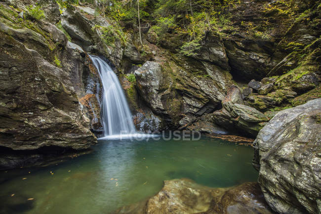 Bingham Falls con follaje en las rocas escarpadas, Green Mountains; Stowe, Vermont, Estados Unidos de América - foto de stock