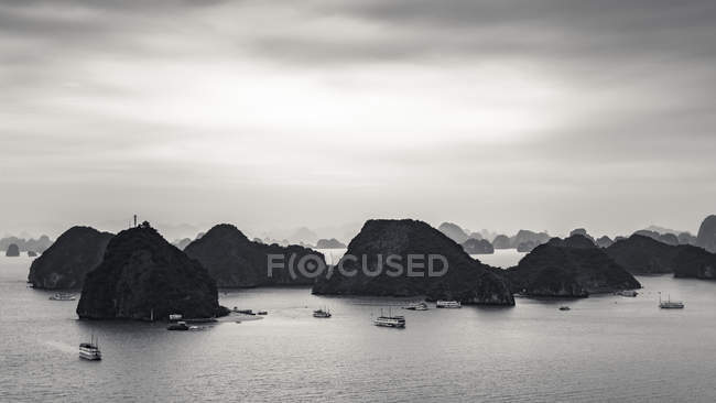 Известняковые карсты и лодки в заливе Ха Лонг; Тхань Фо Ха Лонг, Куанг Нин, Вьетнам — стоковое фото