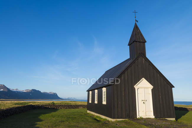 Маленькая церковь на пеньке Снефельснес; Бухарест, Исландия — стоковое фото