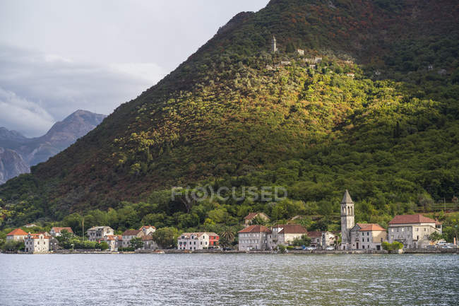 Una città lungo la costa della baia di Kotor; Montenegro — Foto stock