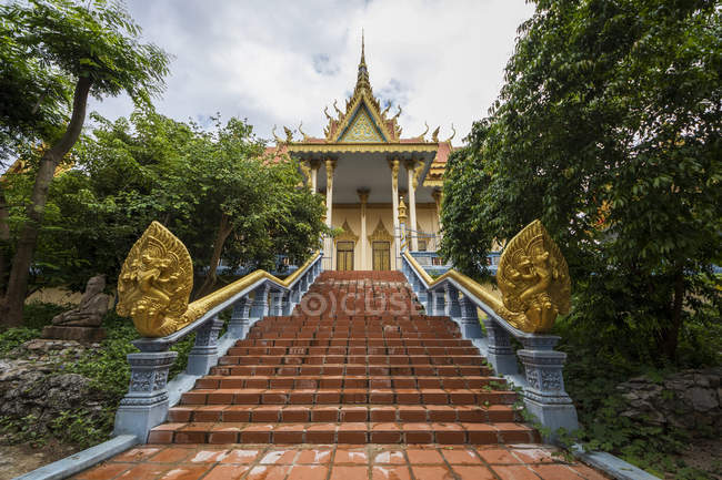 Ingresso al tempio, Wat Samrong Knong; Battambang, Cambogia — Foto stock