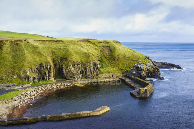 Vecchio porto lungo la costa; Dunbeath, Scozia — Foto stock