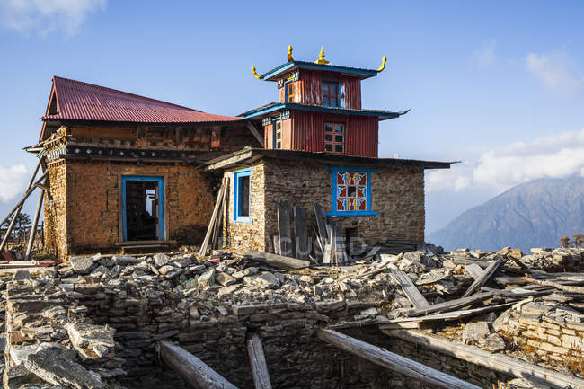 Templo del Himalaya con daño por terremoto; Nepal - foto de stock