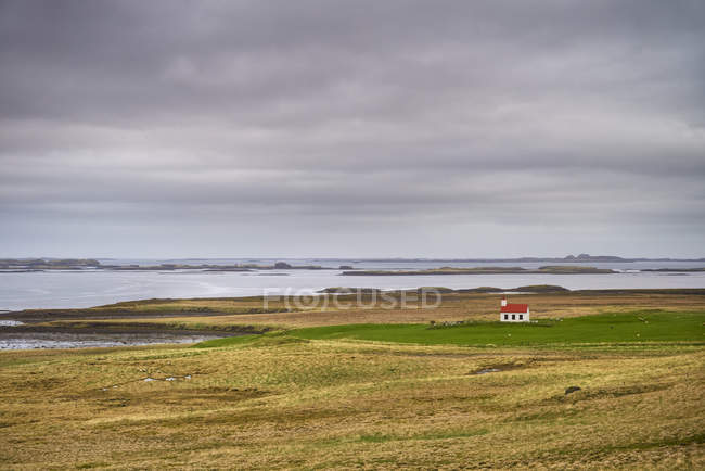 Iglesia remota entre campos cerca de Stykkisholmur, península de Snaefellsnes; Islandia - foto de stock